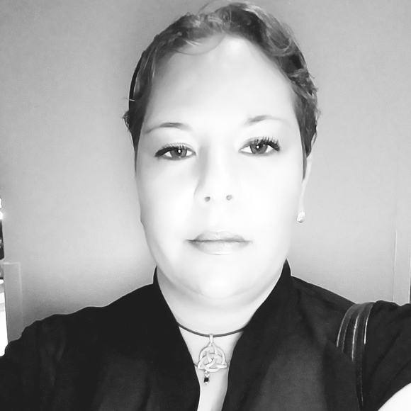 Meet your Posher, Lisa *OFFERS WELCOMED* - Picture 3 of 7